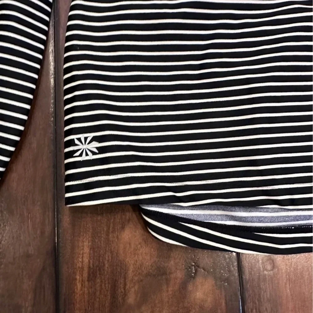 Athleta black and white long sleeve shirt- rouched back detail. size medium - Picture 2 of 4